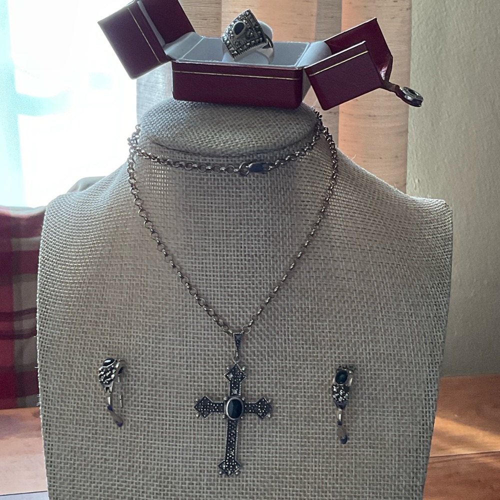 VINTAGE 925 S.SILVER CROSS NECKLACE, RING EARRINGS, SET WITH ÓNIX AND MARCASITE.